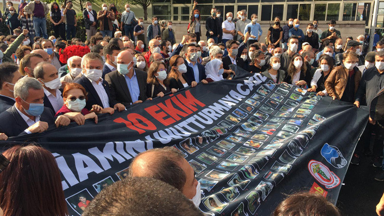 Ankara Garı saldırısında hayatını kaybedenler anıldı Ankara Garı saldırısında hayatını kaybedenler anıldı