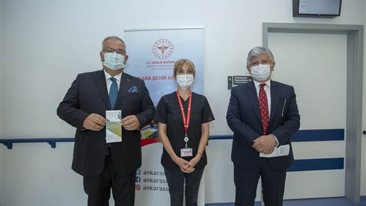 Aşı gönüllüsü rektör yardımcıları