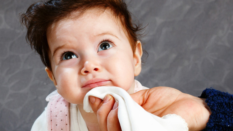 Bebeklerde reflü neden olur Bebeğinde reflü olan annelere öneriler