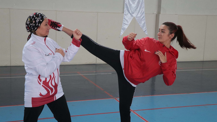 Anne kız aynı spor okulunda öğrenci Anne kız aynı spor okulunda öğrenci