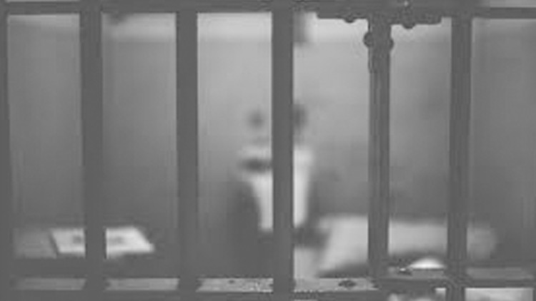 20 yıl cezası bulunan kişi evin çatısından çıktı