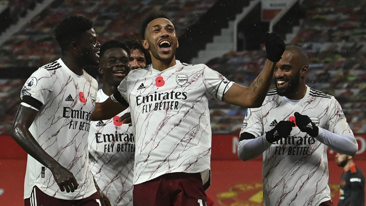 Arsenal, Manchester Unitedı tek golle geçti