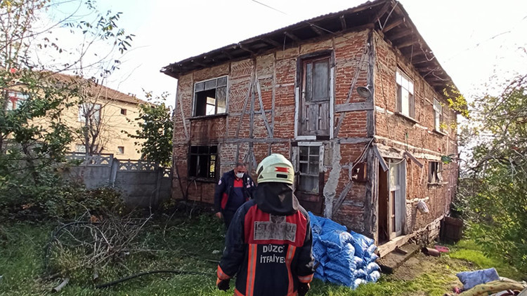 Kış günü baba kız evsiz kaldı