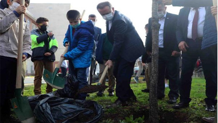 Bağcılar’da 11 yaşındaki öğrenciler 111 ağaç dikti