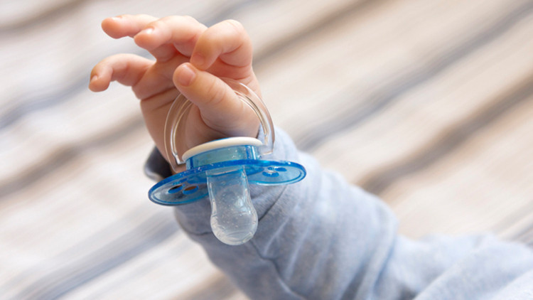 Uzun süreli emzik kullanımı kulak sağlığını etkiliyor