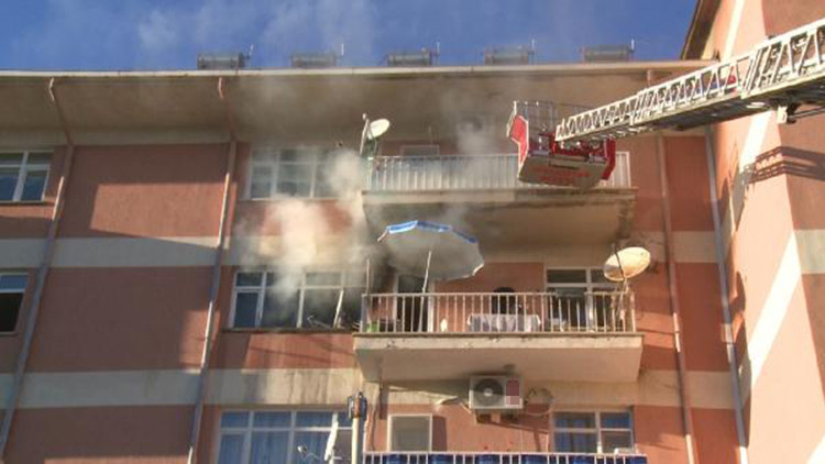 Yangında 6 kişi dumandan etkilendi, kedi ve kuş öldü