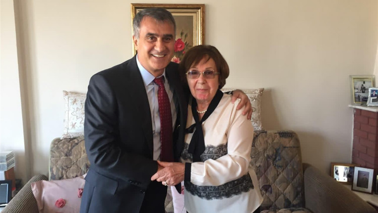 Şenol Güneş ilkokul öğretmenini ziyaret etti Şenol Güneş ilkokul öğretmenini ziyaret etti