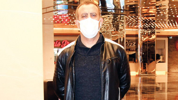 Depremzede hayvanlara kucak açtı