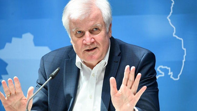 Seehofer, o örgütü de yasakladı Seehofer, o örgütü de yasakladı