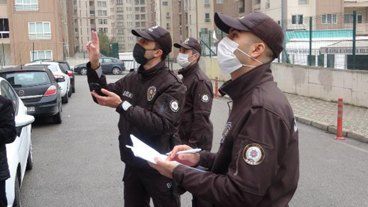 Mahalle bekçileri, kapı kapı dolaşıp karantinadakileri denetliyor