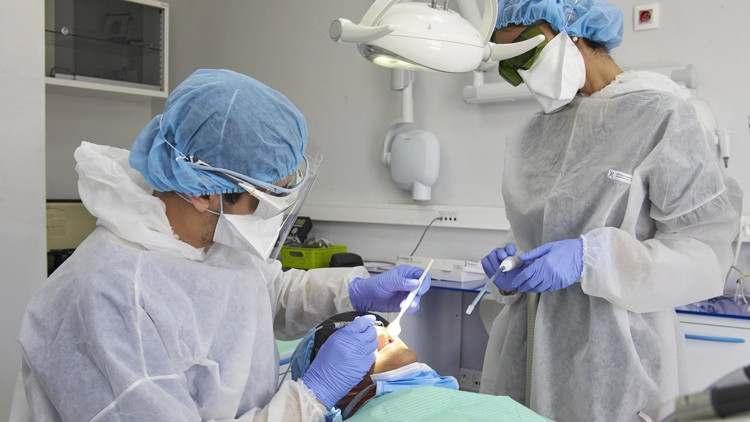 Diş hekimleri meslek tanımları içinde çalışmalı