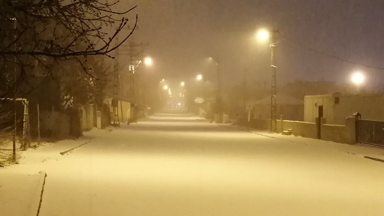 Van merkeze mevsimin ilk karı yağdı Van merkeze mevsimin ilk karı yağdı