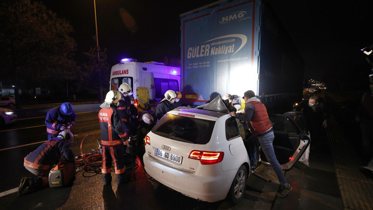 TIR’a saplandı TIR’a saplandı