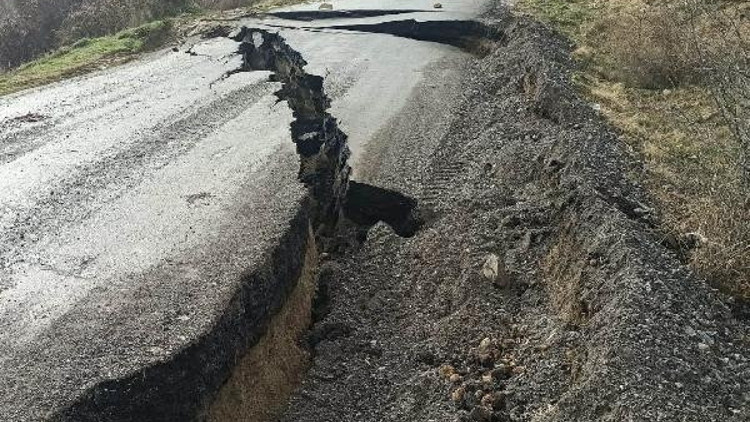 Mahalleleri birbirine bağlayan yol, sağanakta çöktü Mahalleleri birbirine bağlayan yol, sağanakta çöktü