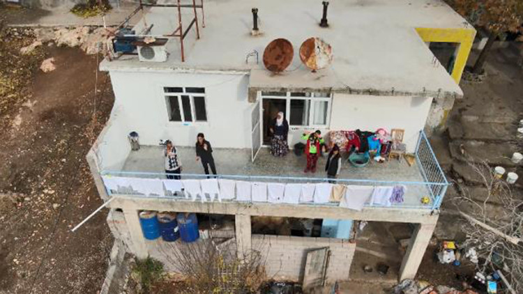 Polis, kısıtlamada acil ilaçları dronla ulaştırdı