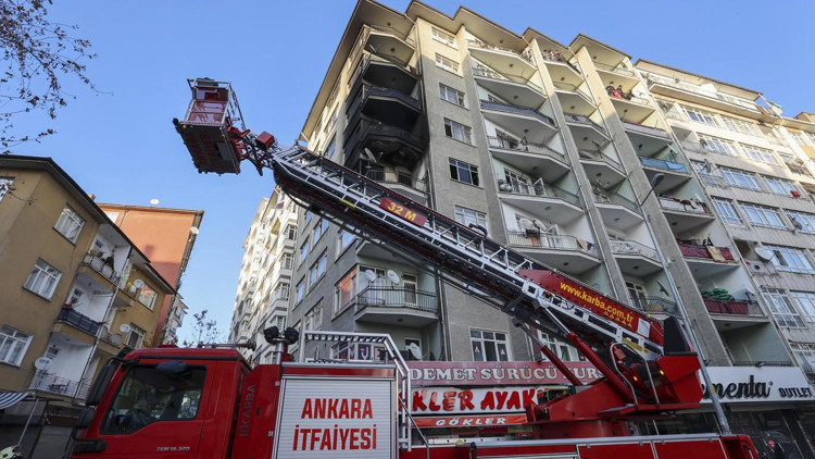 Bina sakinleri mahsur kaldı