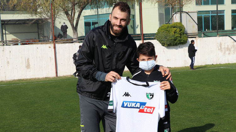 Denizlisporlu Mustafa Yumludan takıma gözyaşlarıyla destek veren minik taraftara forma hediyesi