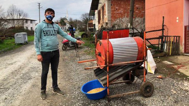 Hurda malzemelerden mısır taneleme makinesi yaptı Hurda malzemelerden mısır taneleme makinesi yaptı