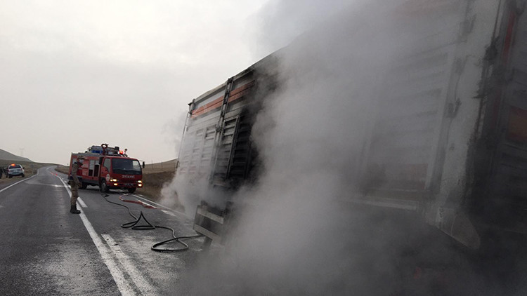 Seyir halindeki kamyonda yangın Seyir halindeki kamyonda yangın