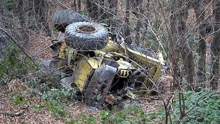 Düzcede iş makinesi, şarampole yuvarlandı; operatör yaralı