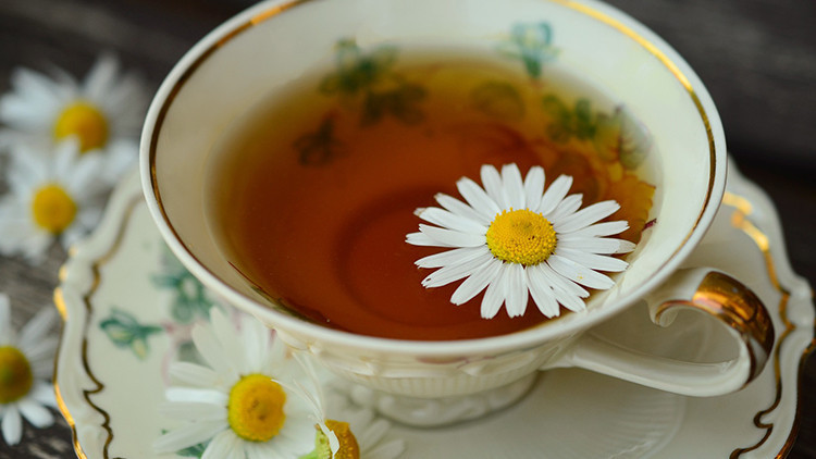 Ağrıları kesiyor, stresi azaltıyor... Papatya çay tam bir şifa kaynağı