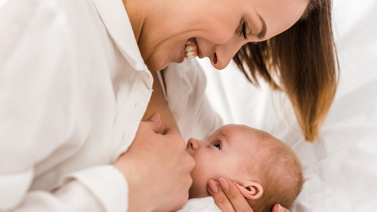 Pandemi sürecinde bebeğinizi güvenle emzirmenin kuralları