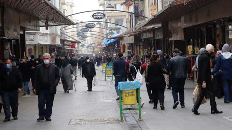 Gaziantepte soğuk havaya rağmen çarşılar doldu Gaziantepte soğuk havaya rağmen çarşılar doldu