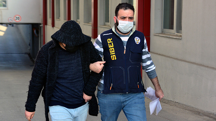 Adana’da kredi kartı bilgilerini çalıp, internetten alışveriş yaptılar Adana’da kredi kartı bilgilerini çalıp, internetten alışveriş yaptılar