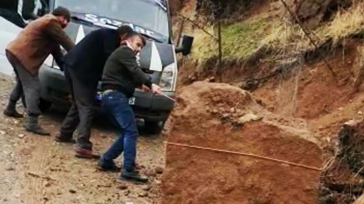 Batmanda heyelan Dev kayaları halatlarla çektiler Batmanda heyelan Dev kayaları halatlarla çektiler