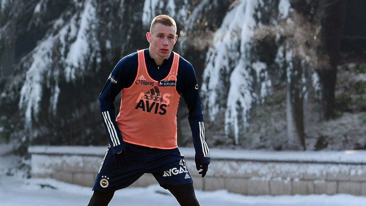 Fenerbahçede yeni transfer Attila Szalai antrenmana çıktı Jose Sosa...