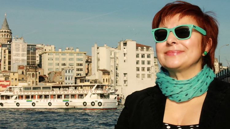 Buket Uzuner’e Düşünce ve İfade Özgürlüğü Ödülü Buket Uzuner’e Düşünce ve İfade Özgürlüğü Ödülü