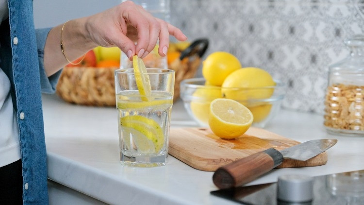 Limonlu Suyun Faydaları Neler Limonlu Suyun Faydaları Neler