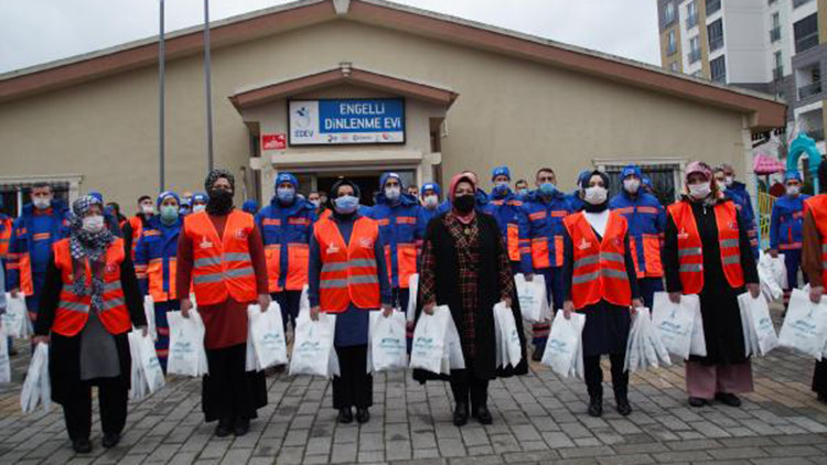 Sancaktepe’de vatandaşlara hijyen seti verildi Sancaktepe’de vatandaşlara hijyen seti verildi