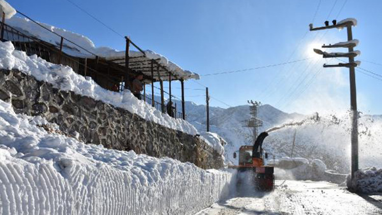 İlçede biriken 2 metrelik kar, karayolları ekiplerinin yardımıyla taşındı