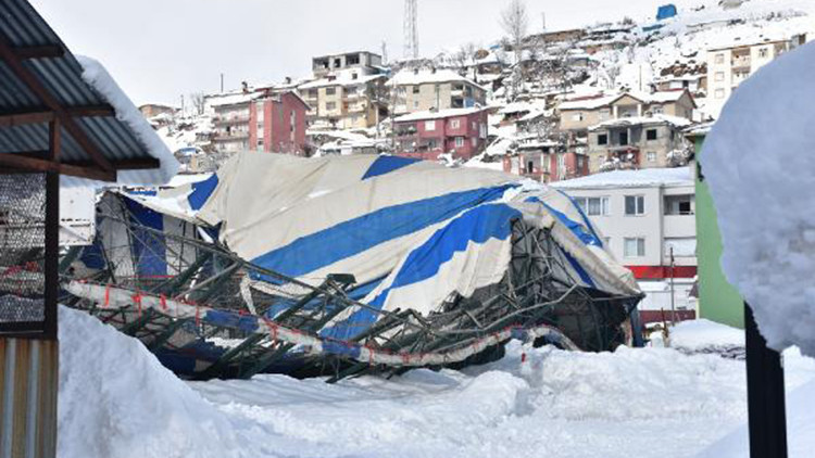Beytüşşebapın tek halı sahasının çatısı, biriken karla çöktü Beytüşşebapın tek halı sahasının çatısı, biriken karla çöktü