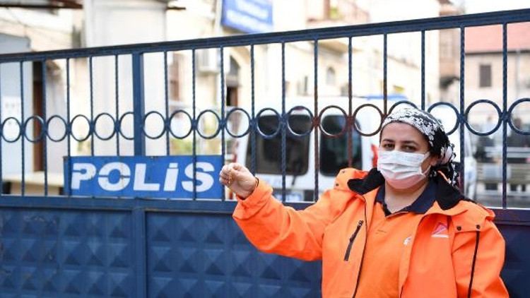 Yerde bulduğu küpeyi karakola teslim etti