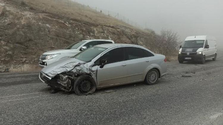 Gercüşte yolcu minibüsü ile otomobil çarpıştı: 1 yaralı
