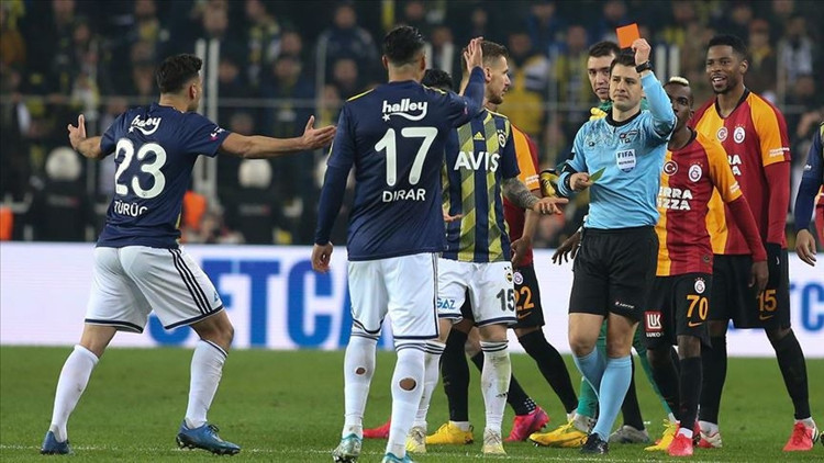 Derbide kartlar havada uçuşuyor Son maçta 11 sarı kart...