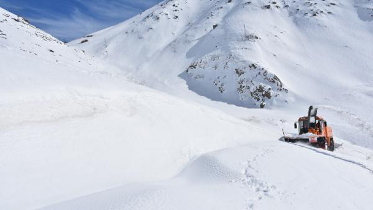 Şırnakta, 3 metrelik kar yığınlarıyla zorlu mücadele Şırnakta, 3 metrelik kar yığınlarıyla zorlu mücadele