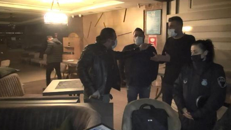 Esenyurtta kafede nargile içenlere baskın Esenyurtta kafede nargile içenlere baskın