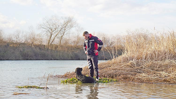 Mahsur kalan köpeğe itfaiye eli