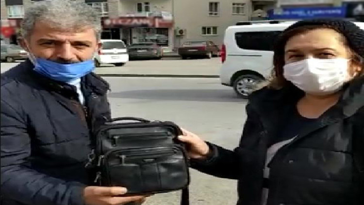Dolmuşta unutulan 10 bin lirayı sahibine teslim etti