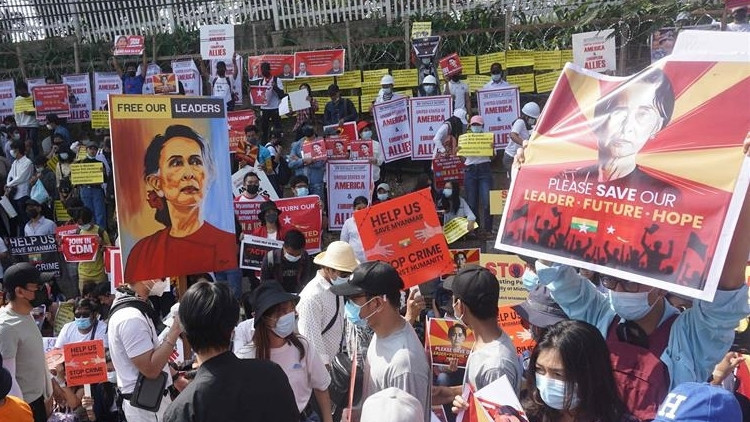 Myanmarda protestolar internet erişimi yasaklarına rağmen sürüyor Myanmarda protestolar internet erişimi yasaklarına rağmen sürüyor