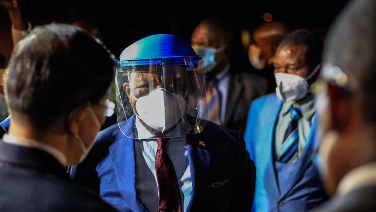 Zimbabvede 4 bakanın Kovid-19dan hayatını kaybetmesinin ardından kısıtlamalar uzatıldı Zimbabvede 4 bakanın Kovid-19dan hayatını kaybetmesinin ardından kısıtlamalar uzatıldı