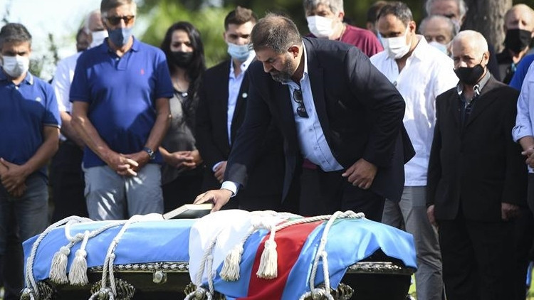 Carlos Menem Müslüman mezarlığında toprağa verildi Carlos Menem Müslüman mezarlığında toprağa verildi