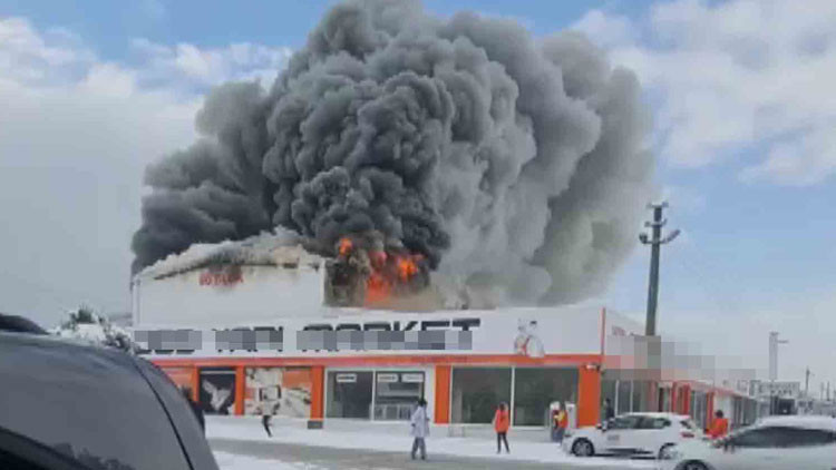 Yapı markette yangın Dumanlar gökyüzünü kapladı... Yapı markette yangın Dumanlar gökyüzünü kapladı...