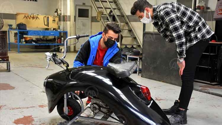 Bursada iki arkadaş özgün tasarımlı motosiklet üretti Bursada iki arkadaş özgün tasarımlı motosiklet üretti