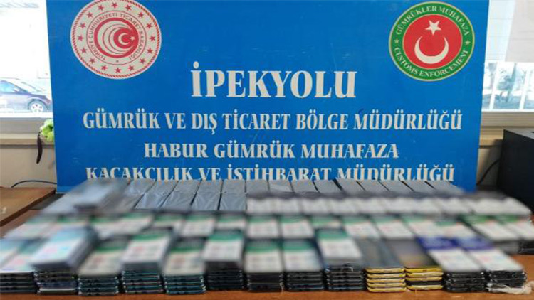 Habur Gümrük Kapısında 1140 cep telefonu ele geçirildi Habur Gümrük Kapısında 1140 cep telefonu ele geçirildi