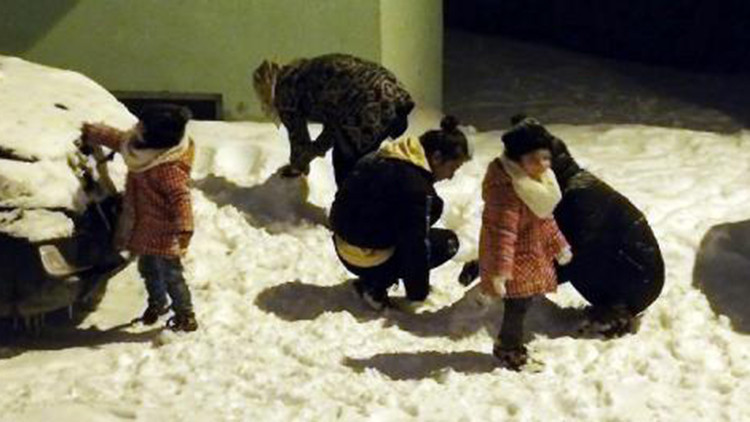 Ağrılı çocukların gece yarısı kar keyfi