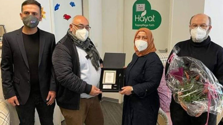 Hayat Bakım Huzurevi’ne plaket